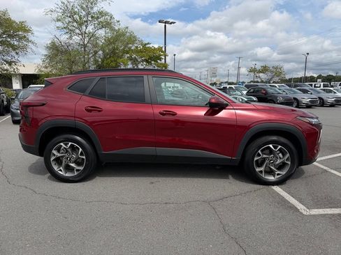 Used 2024 Chevrolet Trax LT w/ LT Convenience Package FWD image 8