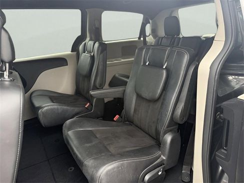 Used 2019 Dodge Grand Caravan SXT image 18