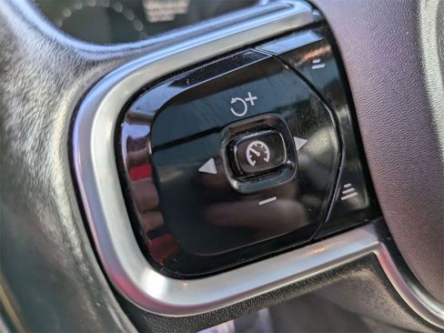 Used 2016 Volvo XC90 T8 Momentum w/ Vision Package image 17