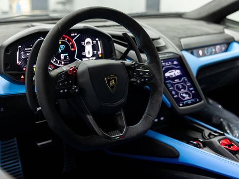 Used 2025 Lamborghini Revuelto image 45