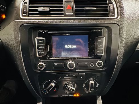 Used 2012 Volkswagen Jetta SEL FWD image 18