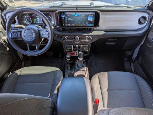 Used 2024 Jeep Wrangler Unlimited image 19
