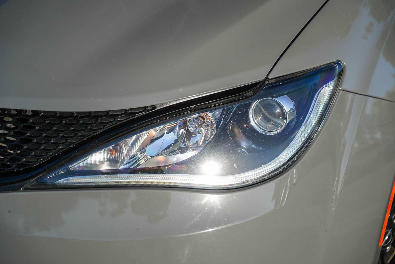 Used 2020 Chrysler Pacifica Touring w/ S Appearance Package FWD image 2