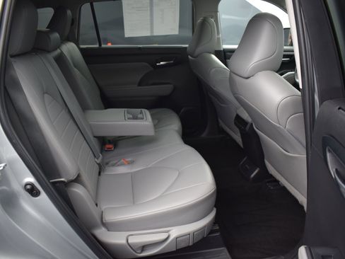 Used 2022 Toyota Highlander XLE image 11
