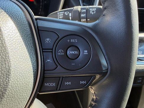 Used 2025 Toyota Corolla Cross XLE image 18