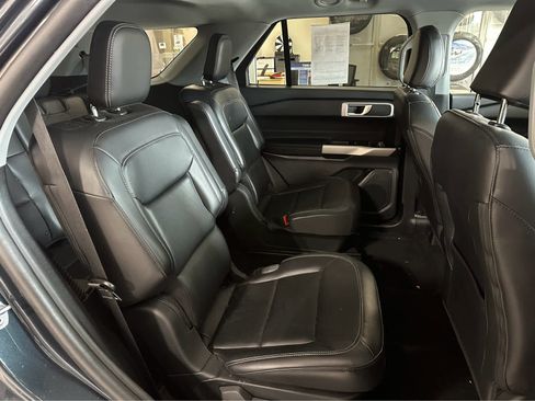 Used 2022 Ford Explorer XLT w/ Equipment Group 202A AWD/4WD image 32