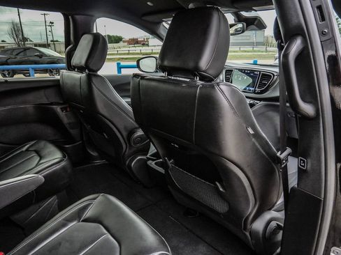 Used 2025 Chrysler Pacifica Select image 19