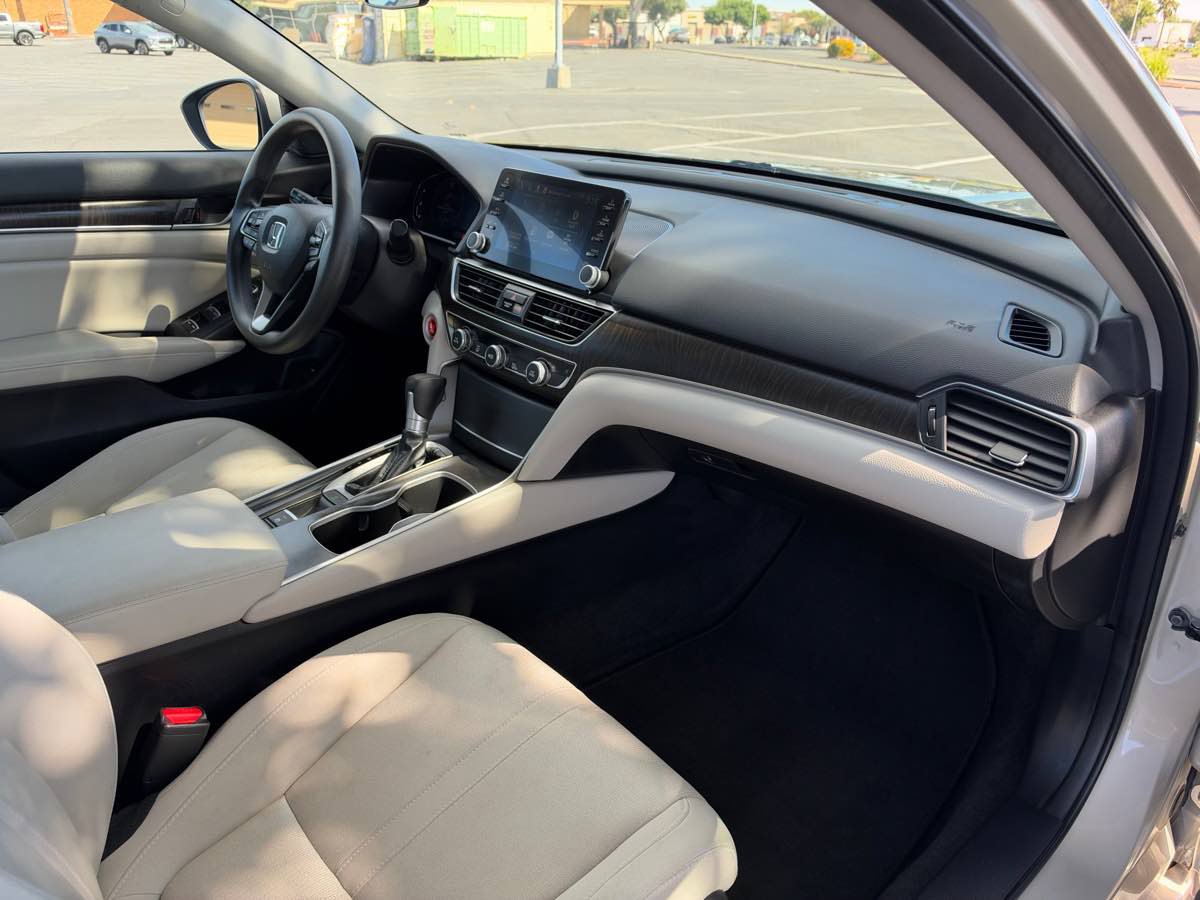 Used 2018 Honda Accord EX image 17