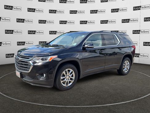 Used 2021 Chevrolet Traverse LT FWD image 2
