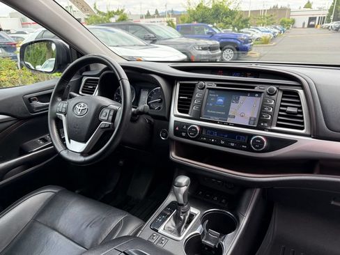 Used 2019 Toyota Highlander XLE AWD/4WD image 21