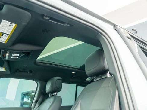 Used 2023 Land Rover Defender 110 image 45