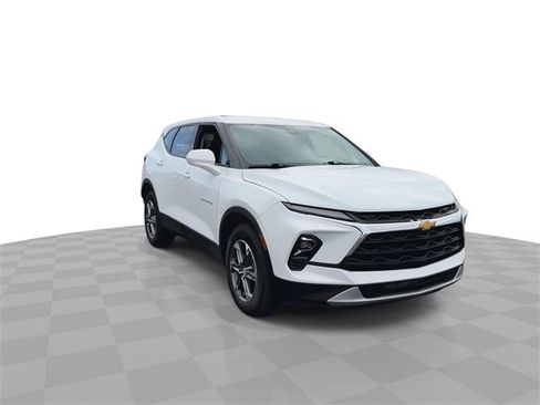 Used 2025 Chevrolet Blazer LT image 2