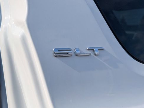 Used 2023 GMC Acadia SLT w/ Technology Package AWD/4WD image 26