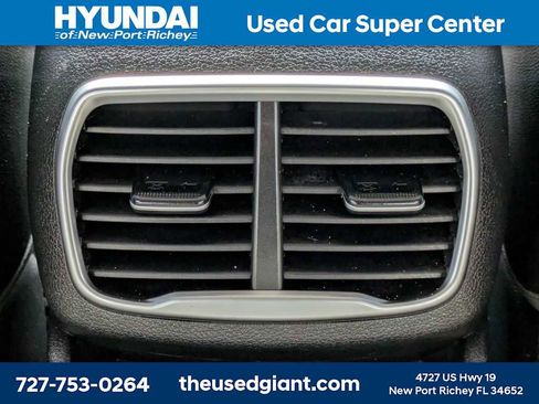 Used 2020 Hyundai Santa Fe SEL w/ Convenience + Premium Package image 16