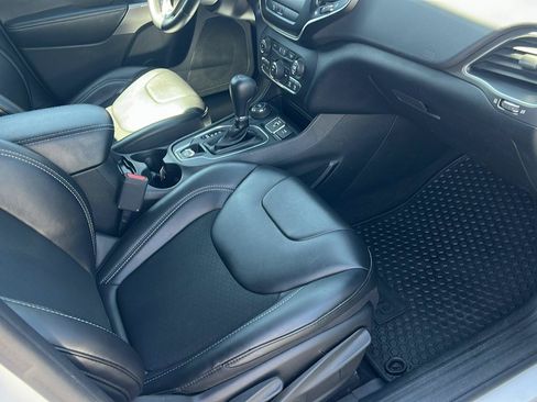 Used 2019 Jeep Cherokee Latitude Plus w/ Cold Weather Group AWD/4WD image 16