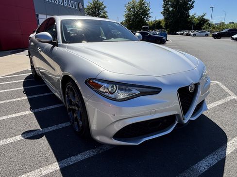 Used 2017 Alfa Romeo Giulia Ti w/ TI 19" Sport Package AWD/4WD image 11