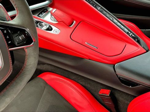 Used 2025 Chevrolet Corvette Stingray Premium Cpe w/ Z51 Performance Package RWD image 19
