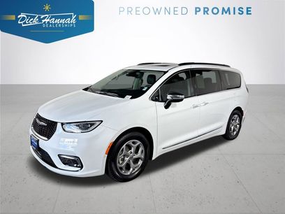 Used 2023 Chrysler Pacifica Limited w/ Uconnect Theater Family Group