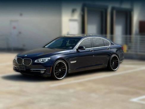 Used 2014 BMW 750i image 3