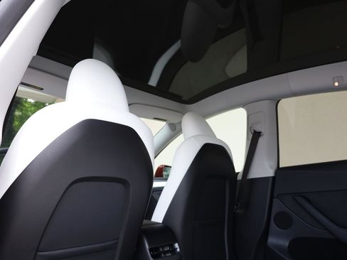 Used 2024 Tesla Model Y Long Range RWD image 19