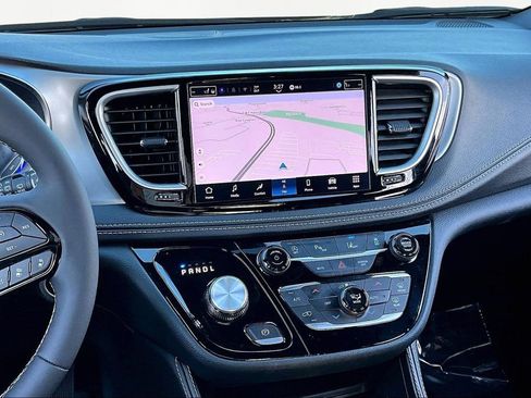 Used 2025 Chrysler Pacifica Limited image 9