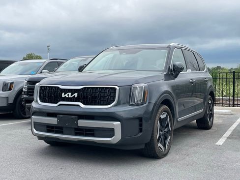 Used 2023 Kia Telluride EX w/ EX Captain's Chair Package image 3