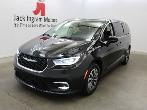 Used 2024 Chrysler Pacifica Limited FWD image 2