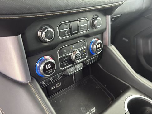 Used 2021 GMC Yukon SLT w/ SLT Premium Package image 16