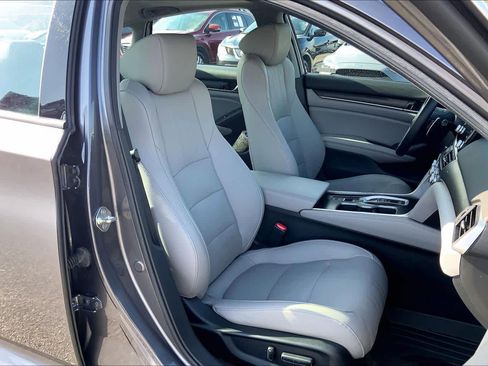 Used 2019 Honda Accord Touring image 9