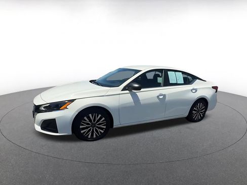 Used 2025 Nissan Altima 2.5 SV FWD image 8