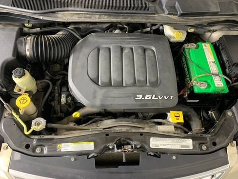Used 2012 Chrysler Town & Country Touring-L w/ Premium Group FWD image 36