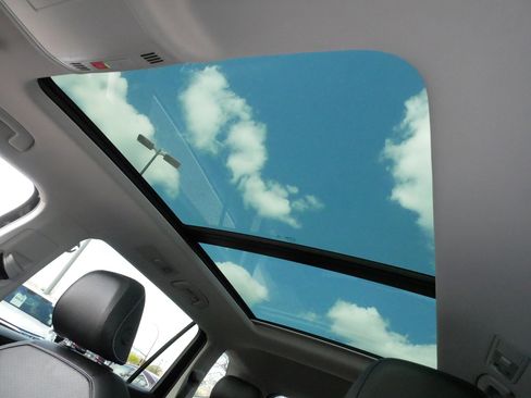 Used 2023 Volkswagen Tiguan SE w/ Panoramic Sunroof Package AWD/4WD image 34