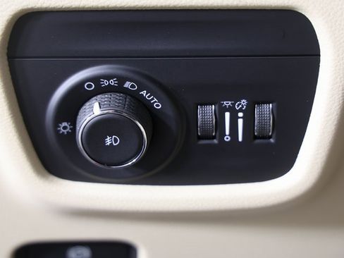 Used 2025 Jeep Grand Cherokee L Limited w/ Black Appearance Package image 28