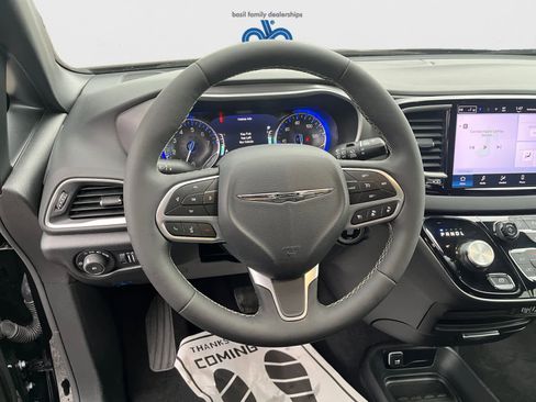 Used 2025 Chrysler Pacifica Select image 13
