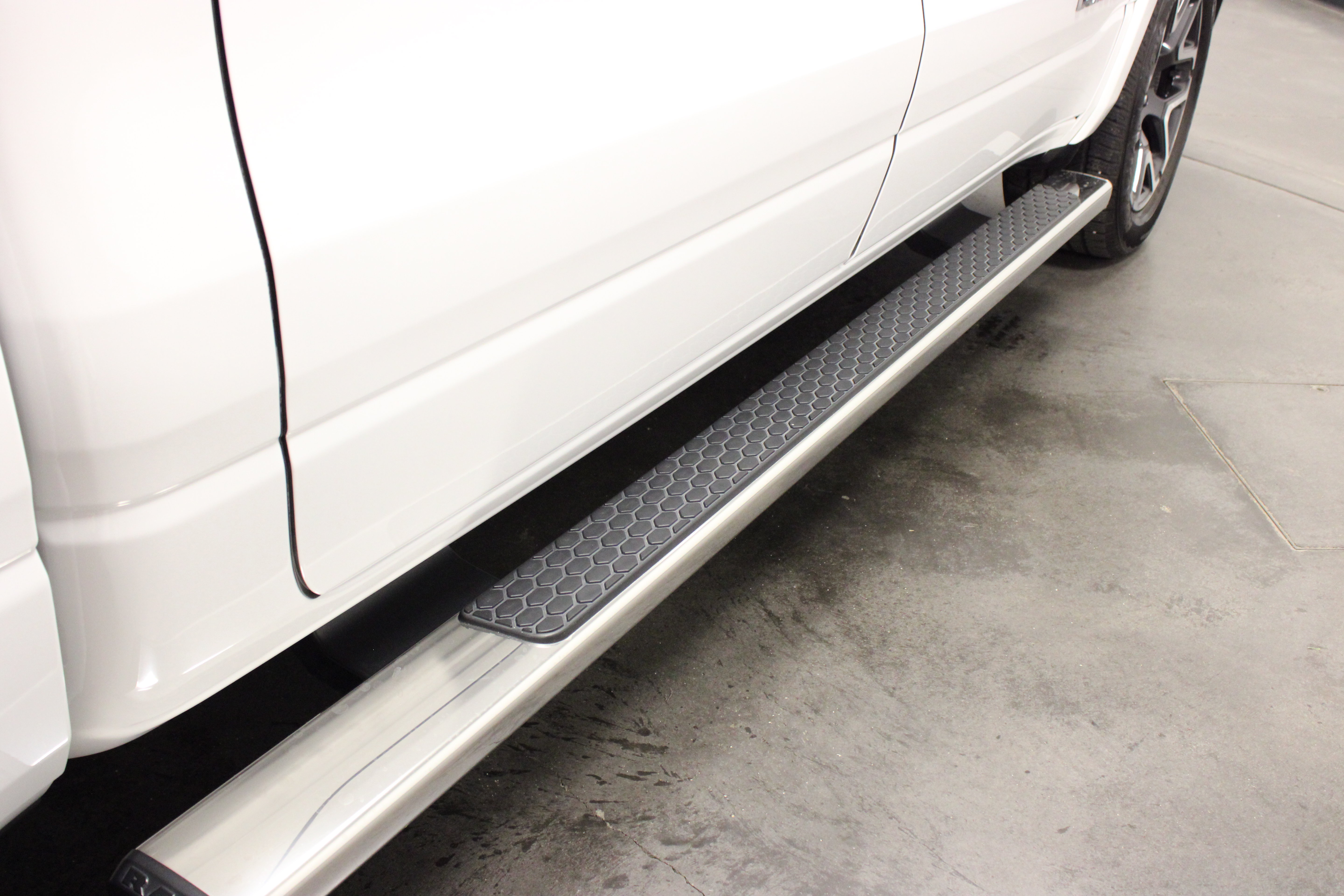 Used 2025 RAM 1500 Laramie AWD/4WD image 10