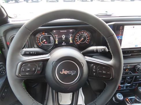 Used 2025 Jeep Gladiator Rubicon AWD/4WD image 34