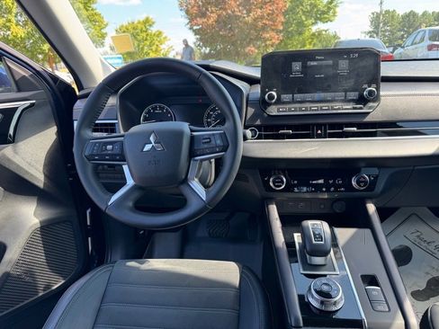 Used 2024 Mitsubishi Outlander SE image 13