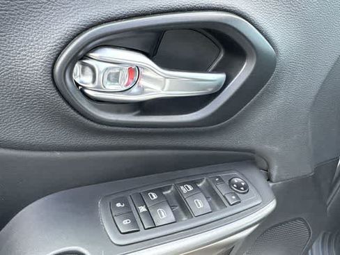 Used 2020 Jeep Cherokee Latitude AWD/4WD image 21