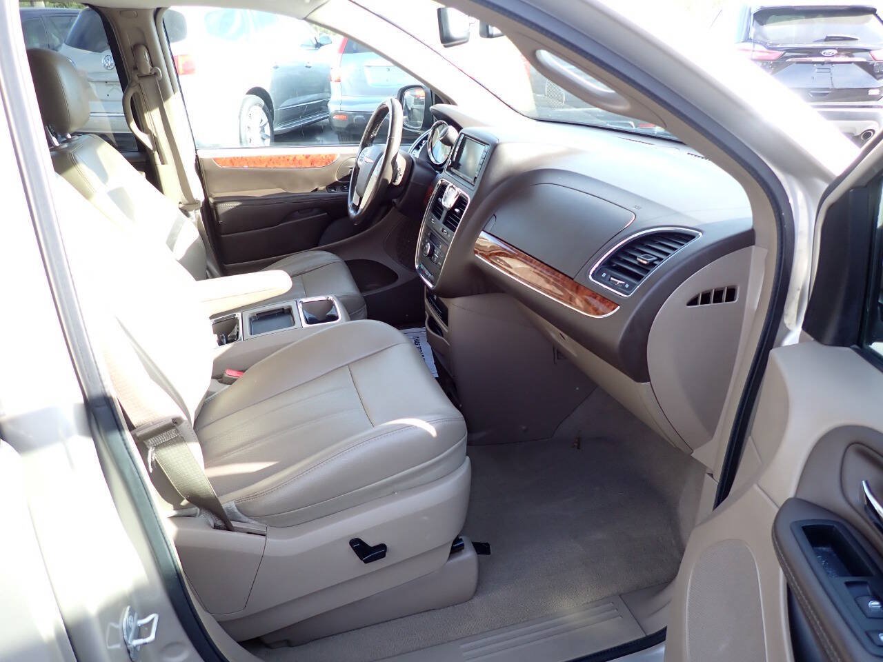 Used 2014 Chrysler Town & Country Touring-L w/ Driver Convenience Group FWD image 12