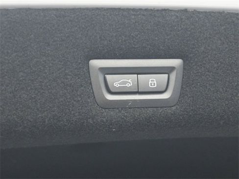 New 2026 BMW 750e xDrive w/ Premium Package image 12