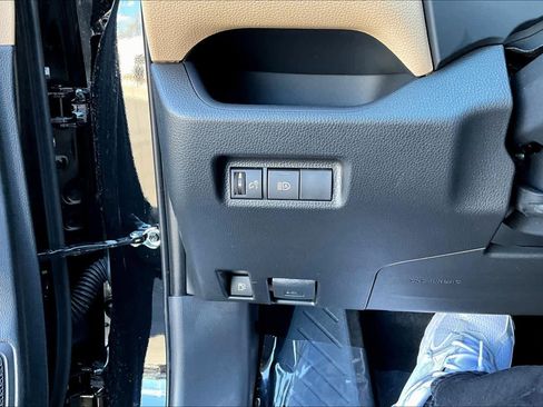 Used 2025 Toyota RAV4 XLE image 33