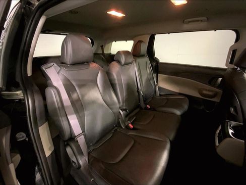 Used 2025 Kia Carnival EX image 23