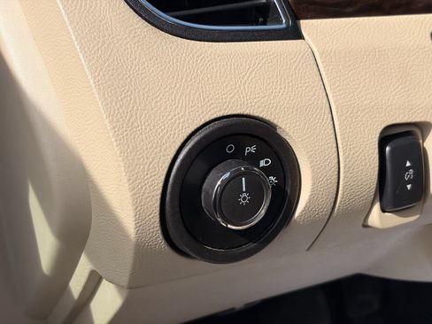 Used 2019 Ford Taurus Limited FWD image 24