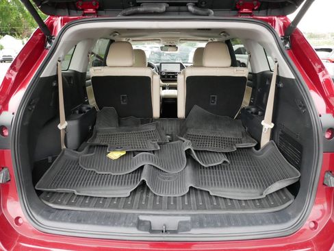Used 2024 Toyota Highlander XLE AWD/4WD image 18