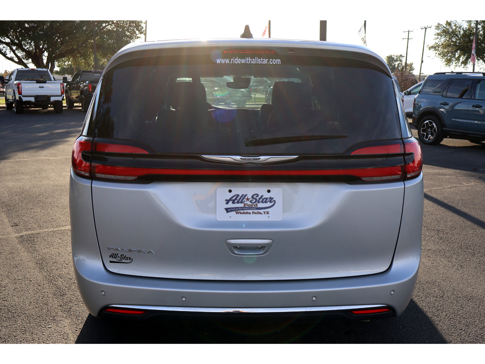 Used 2024 Chrysler Pacifica Touring-L FWD image 12