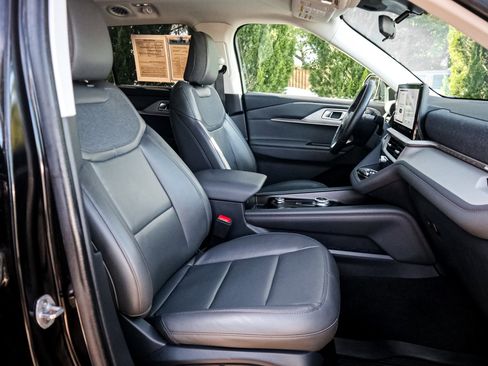 Used 2025 Ford Explorer Active w/ Active Comfort Package image 33