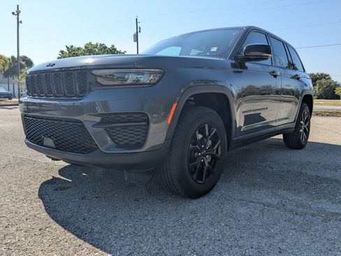 Used 2025 Jeep Grand Cherokee Altitude AWD/4WD image 9