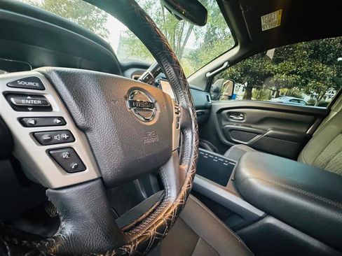 Used 2019 Nissan Titan SV w/ SV Convenience Package image 37