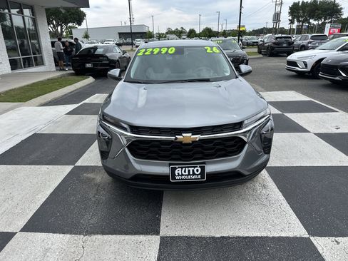 Used 2026 Chevrolet Trax LS w/ LS Convenience Package FWD image 2
