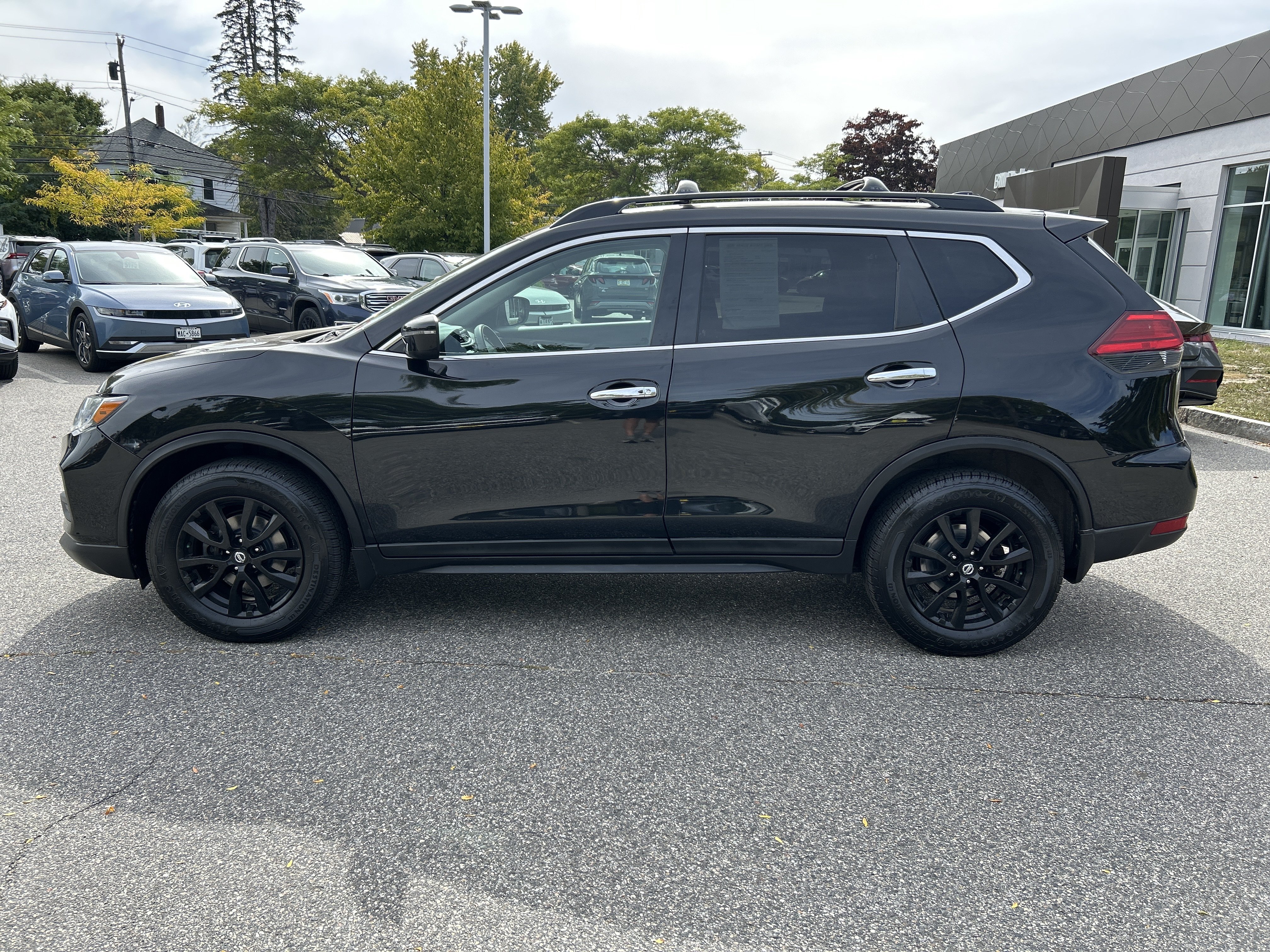 Used 2017 Nissan Rogue SV w/ Midnight Edition AWD/4WD image 8